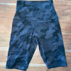 Lululemon 10” black camo bike shorts